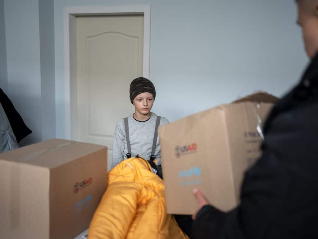 Bohdan, 11 ans, vit à Izyum, dans la région ukrainienne de Kharkivska, une ville qui a été presque totalement détruite en deux ans de conflit. Sa famille et lui font partie des nombreux foyers qui ont reçu des kits hiver de l'UNICEF © UNICEF/UNI496729/Filippov