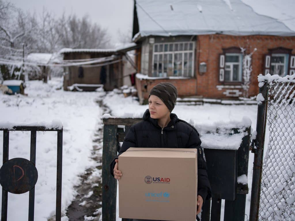 Bohdan, 11 ans, vit à Izyum, dans la région ukrainienne de Kharkivska, une ville qui a été presque totalement détruite en deux ans de conflit. Sa famille et lui font partie des nombreux foyers qui ont reçu des kits hiver de l'UNICEF © UNICEF/UNI496730/Filippov