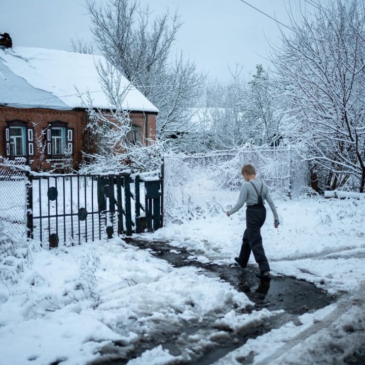 En Ukraine, Bohdan, 11 ans, traverse un deuxième hiver de guerre.