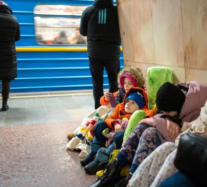 Ukraine : en deux ans de guerre, les enfants vivant dans les zones de front ont été contraints de passer jusqu’à 5000 heures dans des abris souterrains