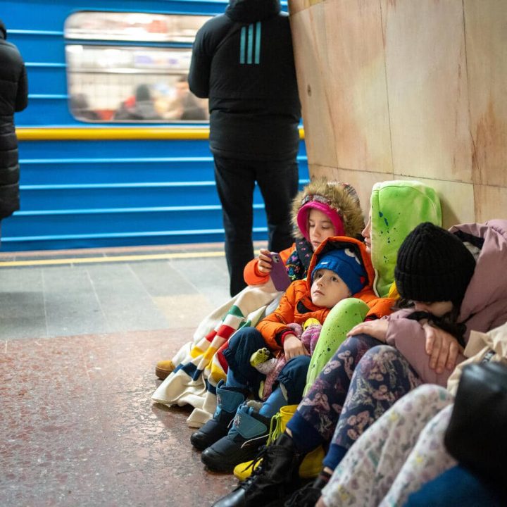 Des enfants sont assis sur le sol d'une station de métro de Kiev, en Ukraine. © UNICEF/UNI498554/Filippov