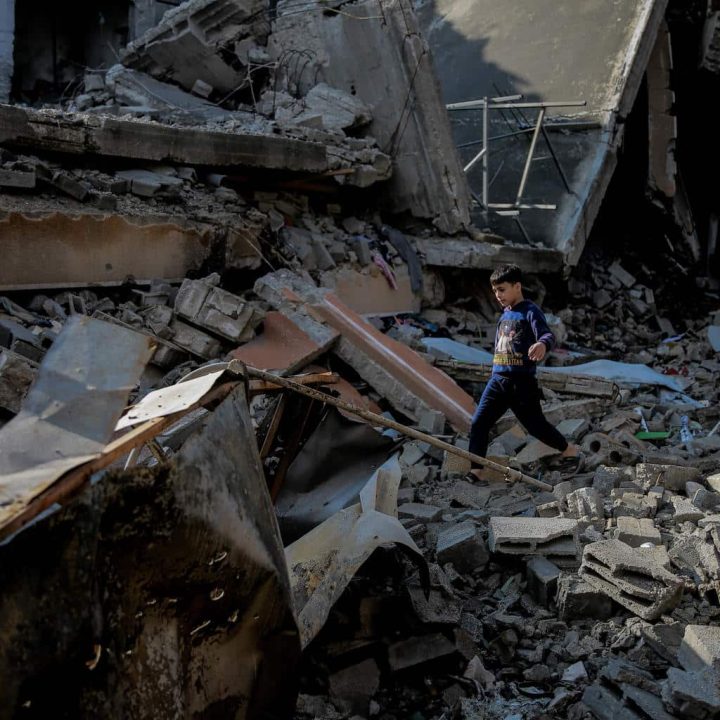 Mohammed, 9 ans, marche sur les décombres de sa maison détruite dans la rue Omar Al-Mukhtar, à Gaza. © UNICEF/UNI501985/Al-Qattaa