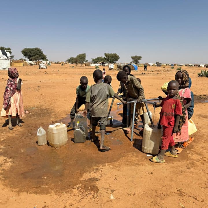 Le 3 février 2024, des enfants recueillent de l'eau dans un puits de l'UNICEF à l'intérieur du camp de réfugiés d'Adré, au Tchad. © UNICEF/UNI514950/