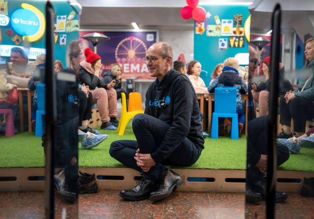 Dans la ville de Kharkiv, en Ukraine, deux ans après le début de la guerre, des élèves ont repris le chemin de l'école © UNICEF/UNI520731/Filippov