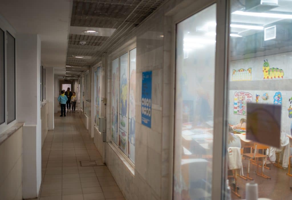 Dans la ville de Kharkiv, des stations de métro ont été aménagées pour accueillir les élèves. © UNICEF/UNI520733/Filippov