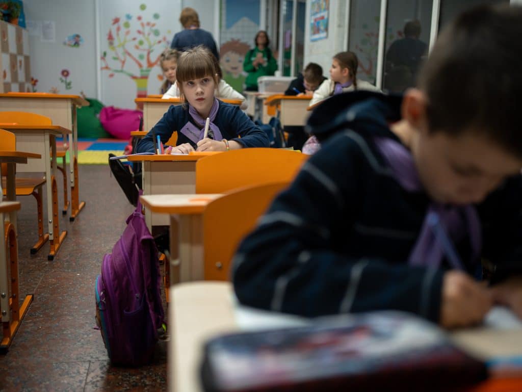Le 7 novembre 2023, des élèves participent à des activités scolaires dans leurs nouvelles salles de classes du métro de Kharkiv en Ukraine. © UNICEF/UNI520759/Filippov
