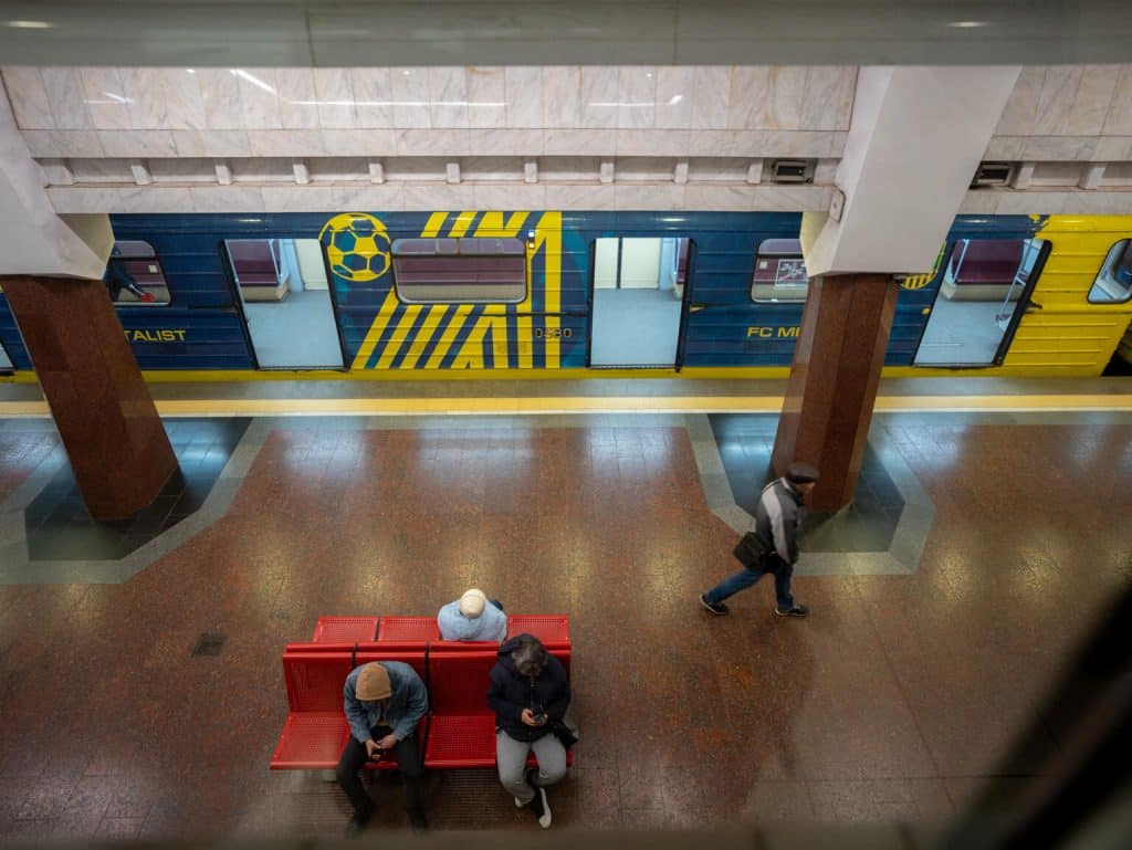 Dans la ville de Kharkiv, des stations de métro ont été aménagées pour accueillir les élèves. © UNICEF/UNI520777/Filippov