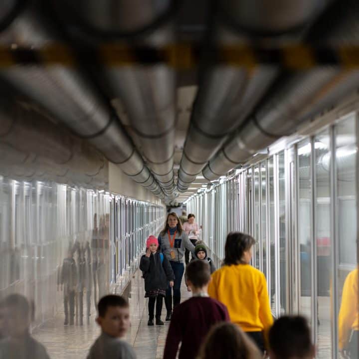 A Kharkiv, en Ukraine, des enfants vont en classe dans des sous-sol. © UNICEF/UNI524987/Filippov