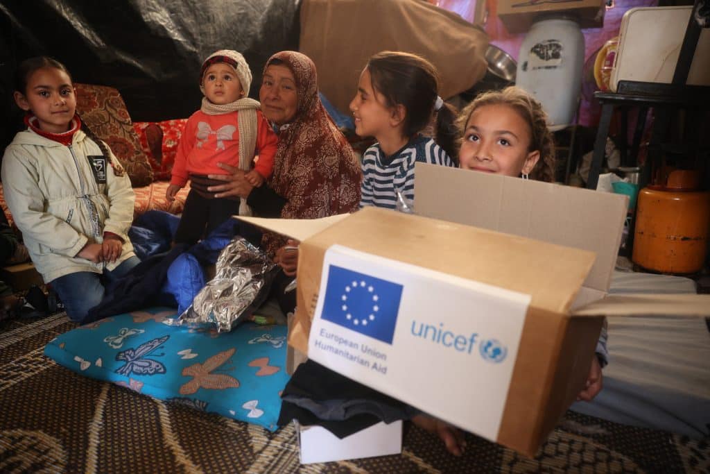 Le 28 janvier 2025, les familles du camp de Maka à Deir al Balah, au centre de la bande de Gaza, reçoivent des vêtements d'hiver pour les aider à rester au chaud pendant les mois froids de l'hiver dans l'État de Palestine. © UNICEF/UNI728644/El Baba