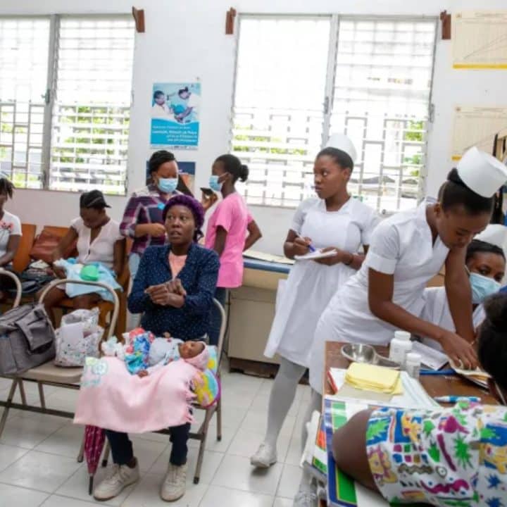 Des parents emmènent leurs enfants à l'hôpital pour une consultation. ©UNICEF/Joseph