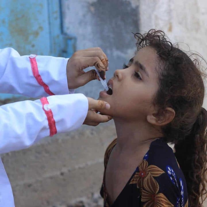 Hadeel Anwar, 7 ans, est vacciné contre le choléra, dans le district d'Al-Salakana, au Yémen. ©UNICEF/UN0240853/Saeed
