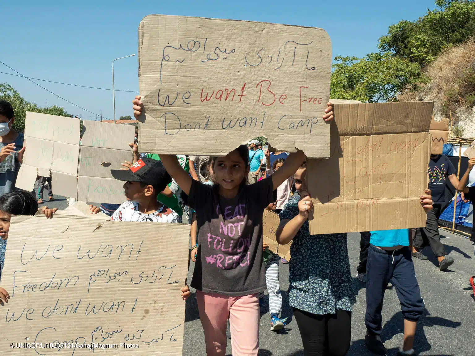 Manija, 13 ans, se tient en première ligne d'une manifestation de milliers de réfugiés et de migrants sur l'île grecque de Lesvos, attirant l'attention sur leur statut et leurs conditions de vie et exigeant le respect des droits humains (Grèce, 2020) © UNICEF/UN0359121/Canaj/Magnum Photos