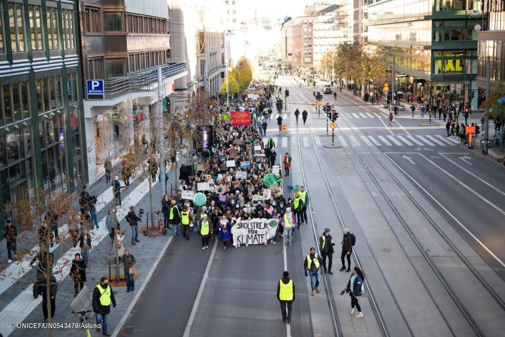 Des jeunes militants pour le climat participent à une grève mondiale Fridays for Future appelant les gouvernements à prendre des mesures en faveur du climat (Suède, 2021) © UNICEF/UN0543479/Åslund 