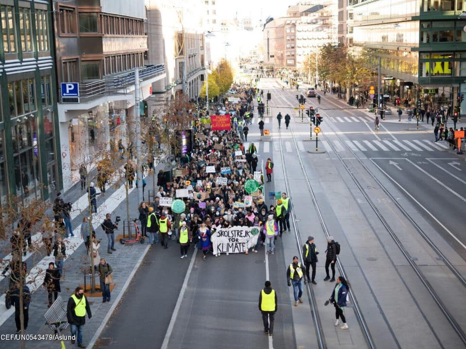 Des jeunes militants pour le climat participent à une grève mondiale Fridays for Future appelant les gouvernements à prendre des mesures en faveur du climat (Suède, 2021) © UNICEF/UN0543479/Åslund