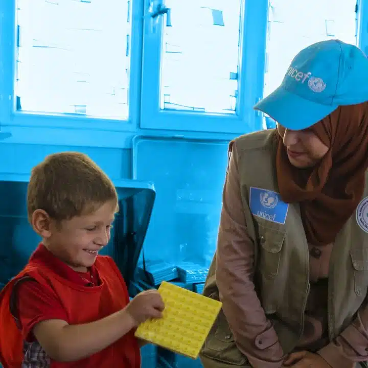 Le 19 octobre 2016, des enfants déplacés de l'Anbar jouent dans un espace ami des enfants soutenu par l'UNICEF dans un camp pour personnes déplacées à Amriyat Al-Falujah, dans le gouvernorat de l'Anbar, en Iraq. © UNICEF/UN071851/Khuzaie