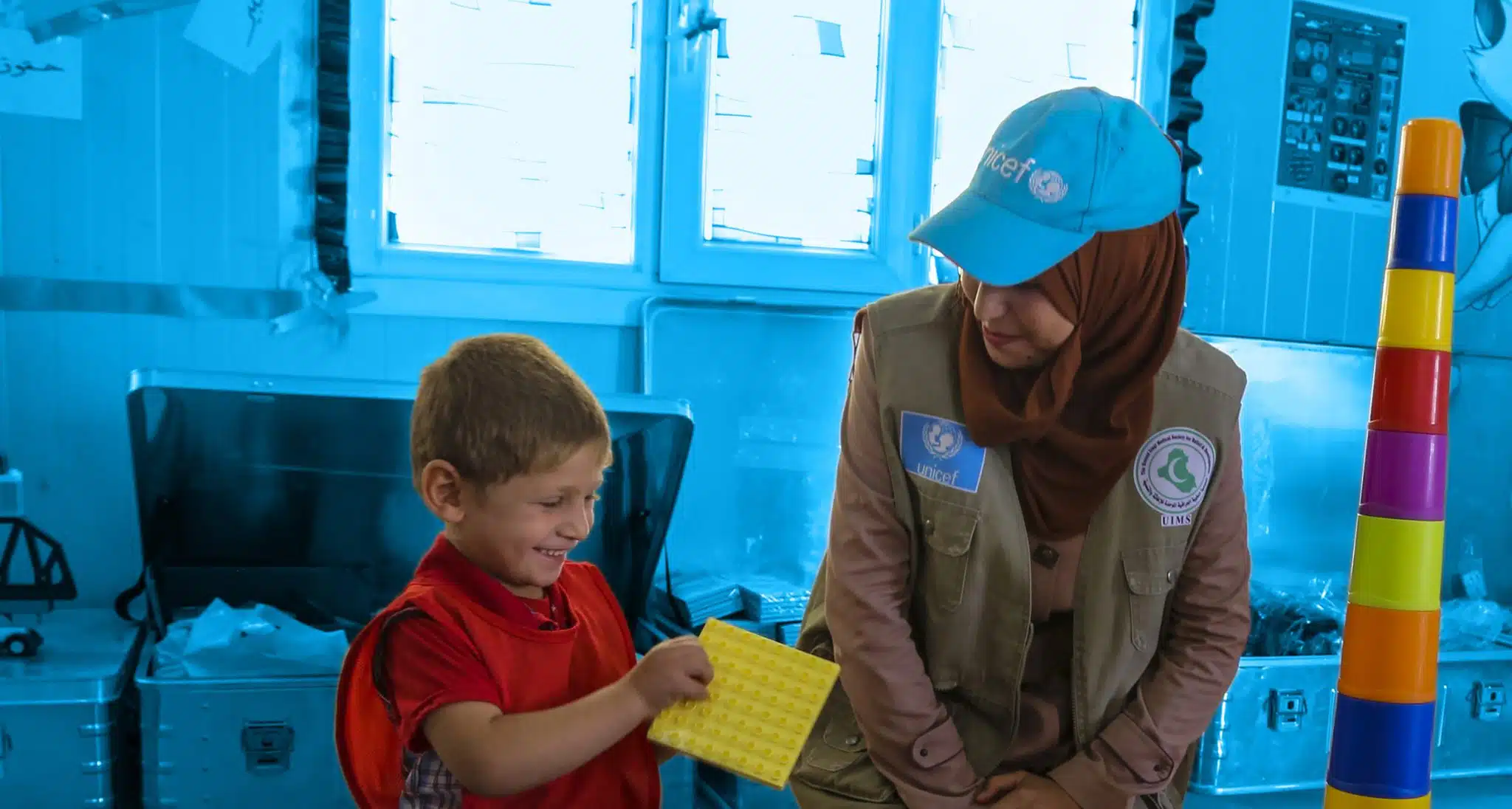 Le 19 octobre 2016, des enfants déplacés de l'Anbar jouent dans un espace ami des enfants soutenu par l'UNICEF dans un camp pour personnes déplacées à Amriyat Al-Falujah, dans le gouvernorat de l'Anbar, en Iraq. © UNICEF/UN071851/Khuzaie