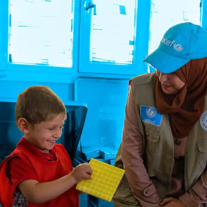 Le 19 octobre 2016, des enfants déplacés de l'Anbar jouent dans un espace ami des enfants soutenu par l'UNICEF dans un camp pour personnes déplacées à Amriyat Al-Falujah, dans le gouvernorat de l'Anbar, en Iraq. © UNICEF/UN071851/Khuzaie