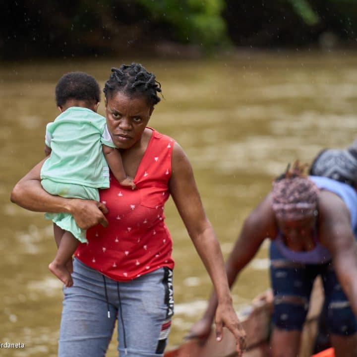 Esther, une Haïtienne mère de deux enfants, arrive en pirogue au centre d'accueil temporaire pour migrants de Lajas Blancas, après avoir traversé la jungle du Darien avec son mari. Photo prise le 26/05/2023. © UNICEF/UN0854843/Urdaneta