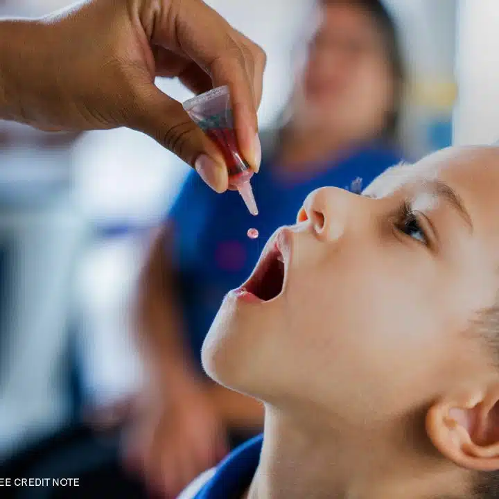 Le 31 mars 2023, une infirmière administre le vaccin antipoliomyélitique oral (VPO) à Samuel, 4 ans, au centre d'éducation de la petite enfance Rocilda Germano Arruda à Baturité, dans l'État du Ceará, au Brésil. © UNICEF/UNI408835