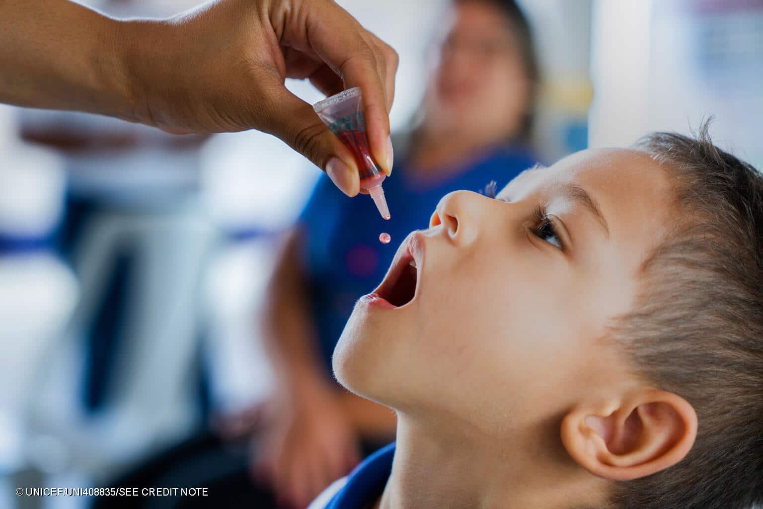 Le 31 mars 2023, une infirmière administre le vaccin antipoliomyélitique oral (VPO) à Samuel, 4 ans, au centre d'éducation de la petite enfance Rocilda Germano Arruda à Baturité, dans l'État du Ceará, au Brésil. © UNICEF/UNI408835