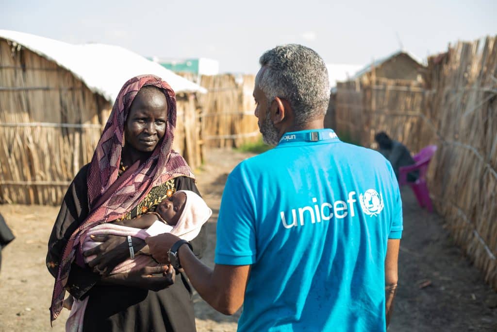 Au Soudan, les équipes de l'UNICEF mènent des campagnes de vaccination pour venir en aide aux enfants. © UNICEF/UNI430042/Mohamdeen