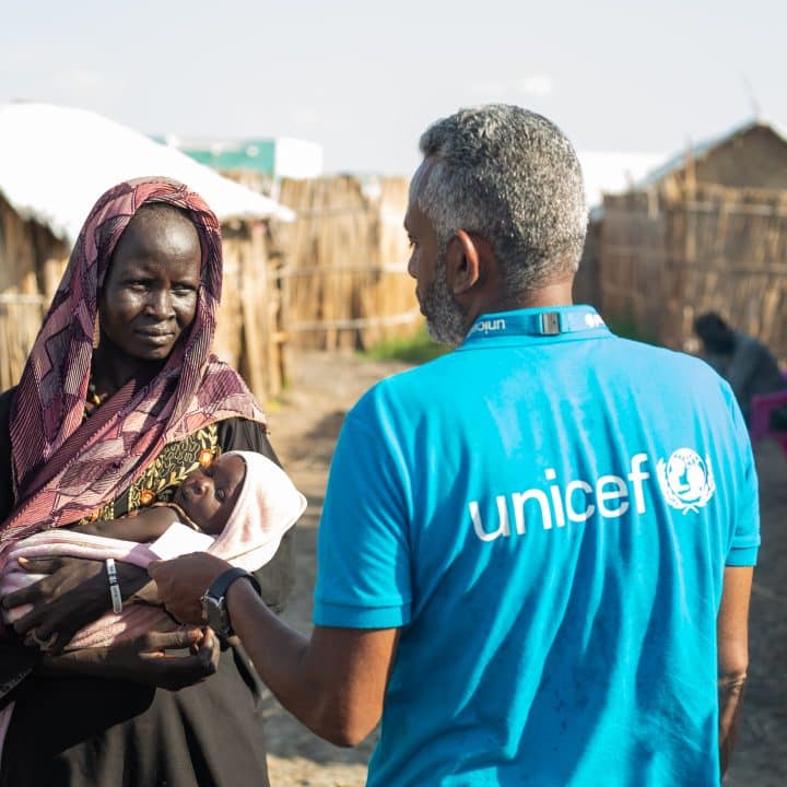 Au Soudan, les équipes de l'UNICEF mènent des campagnes de vaccination pour venir en aide aux enfants. © UNICEF/UNI430042/Mohamdeen