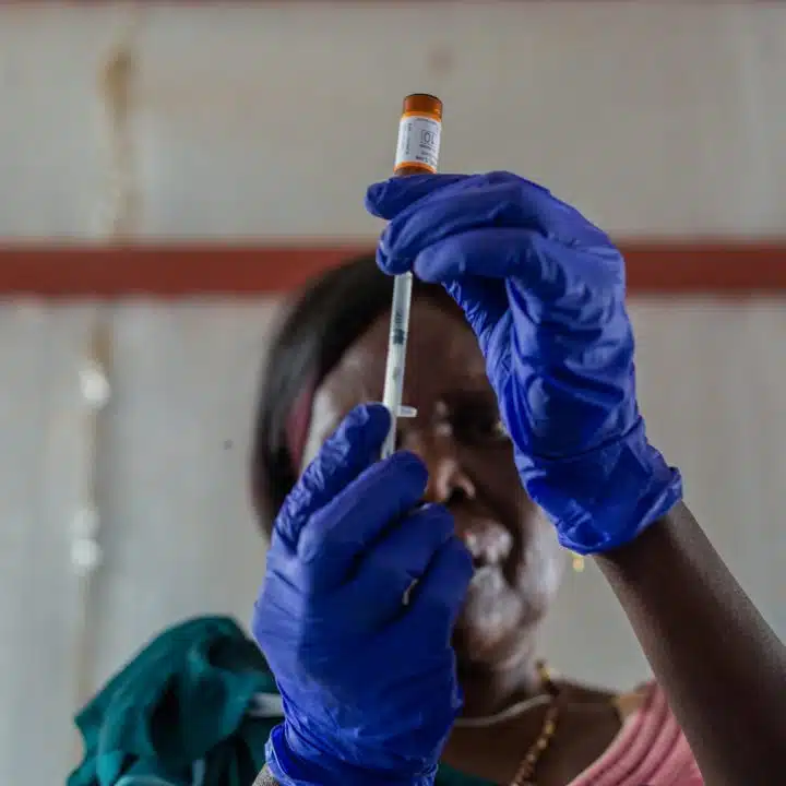 Au Soudan, les équipes de l'UNICEF mènent des campagnes de vaccination pour venir en aide aux enfants. © UNICEF/UNI430051/Mohamdeen