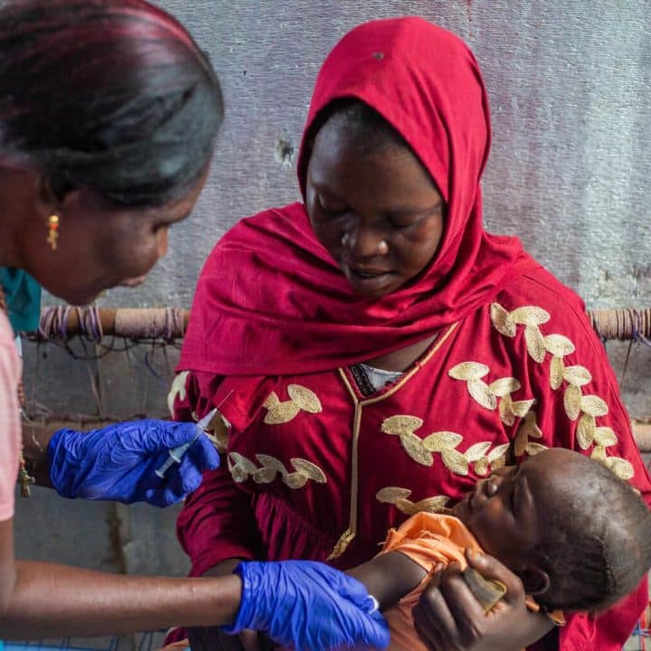 Un enfant est vacciné pendant une campagne pour la survie des enfants soutenue par l'UNICEF et ses partenaires. © UNICEF/UNI430054/Mohamdeen