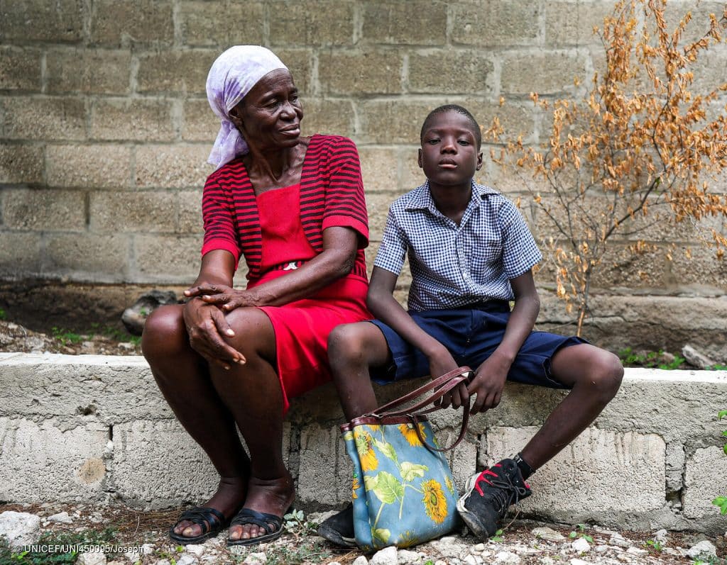 Photo prise le 2 octobre 2023 dans l'Artibonite, en Haiti montrant une femme et un jeune enfant. © UNICEF/UNI450095/Joseph