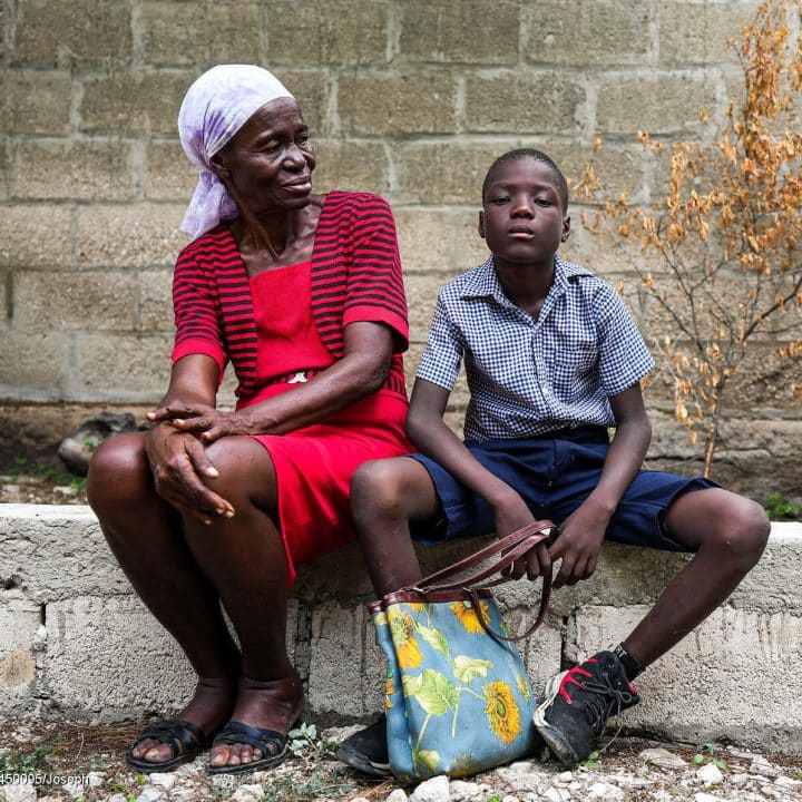 Photo prise le 2 octobre 2023 dans l'Artibonite, en Haiti montrant une femme et un jeune enfant. © UNICEF/UNI450095/Joseph