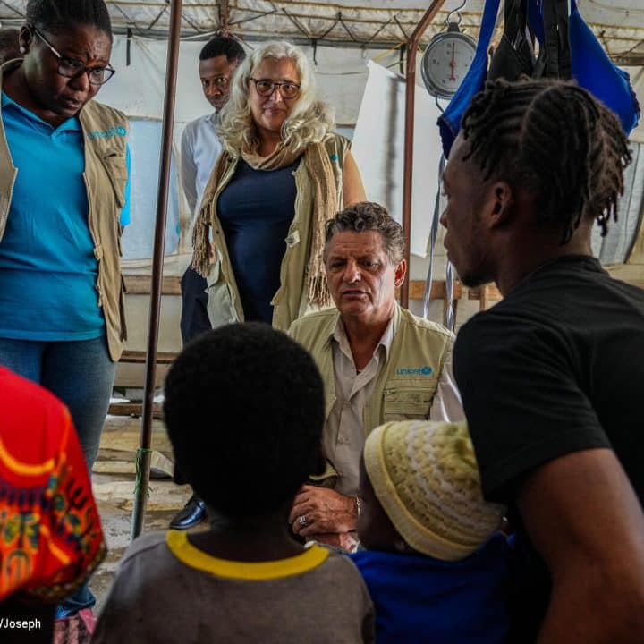 Les 3 et 4 octobre 2023, Bruno Maes, représentant de l'UNICEF en Haïti, visite le département de l'Artibonite dans le but de sensibiliser les acteurs humanitaires à la détérioration de la situation dans cette région. © UNICEF/UNI450110/Joseph