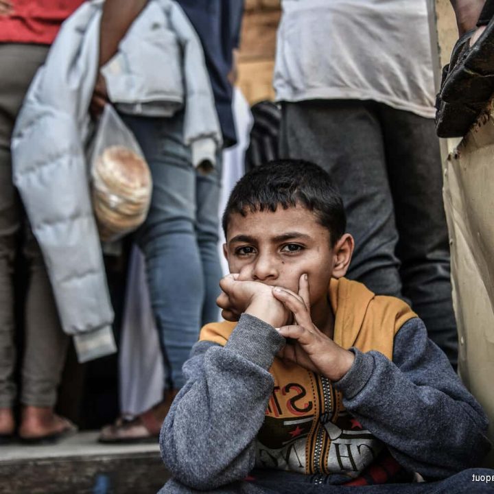 "J'attends depuis bientôt 4 heures dans l'espoir de ramener un peu de pain pour ma famille" témoigne Karam, 8 ans, assis devant une boulangerie à Khan Younis dans le sud de la bande de Gaza © UNICEF/UNI472268/Zaqout
