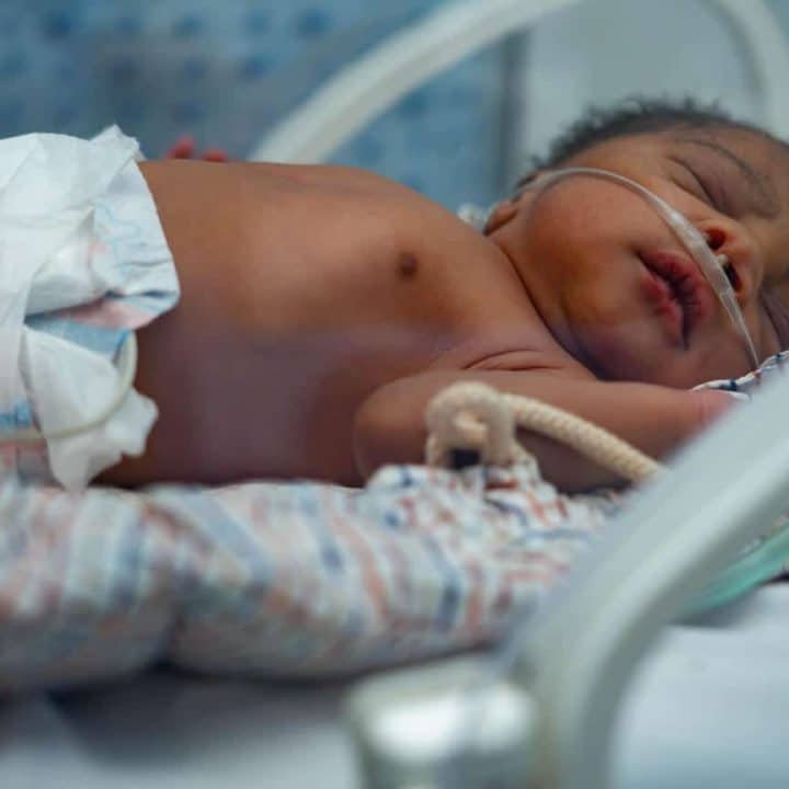 Un nouveau-né sous oxygène à l'hôpital Kingasani de Kinshasa, en République démocratique du Congo, le 15 décembre 2023. ©UNICEF/UNI494351/Mulala