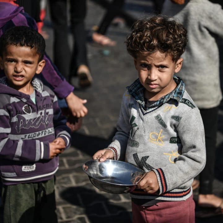 Ahmad, 5 ans, attend son tour dans la foule pour recevoir un repas d'un hospice caritatif qui distribue de la nourriture gratuitement dans la ville de Rafah, au sud de la bande de Gaza. ©UNICEF/UNI495574/ZAGOUT