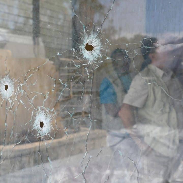 "Bruno Maes, représentant de l'UNICEF en Haïti, a visité les sites pour personnes déplacées à Delmas, où plus de 3 150 personnes, la majorité étant des femmes et des enfants, ont été récemment déplacées en raison d'une nouvelle vague de violence armée. © UNICEF/UNI516132/