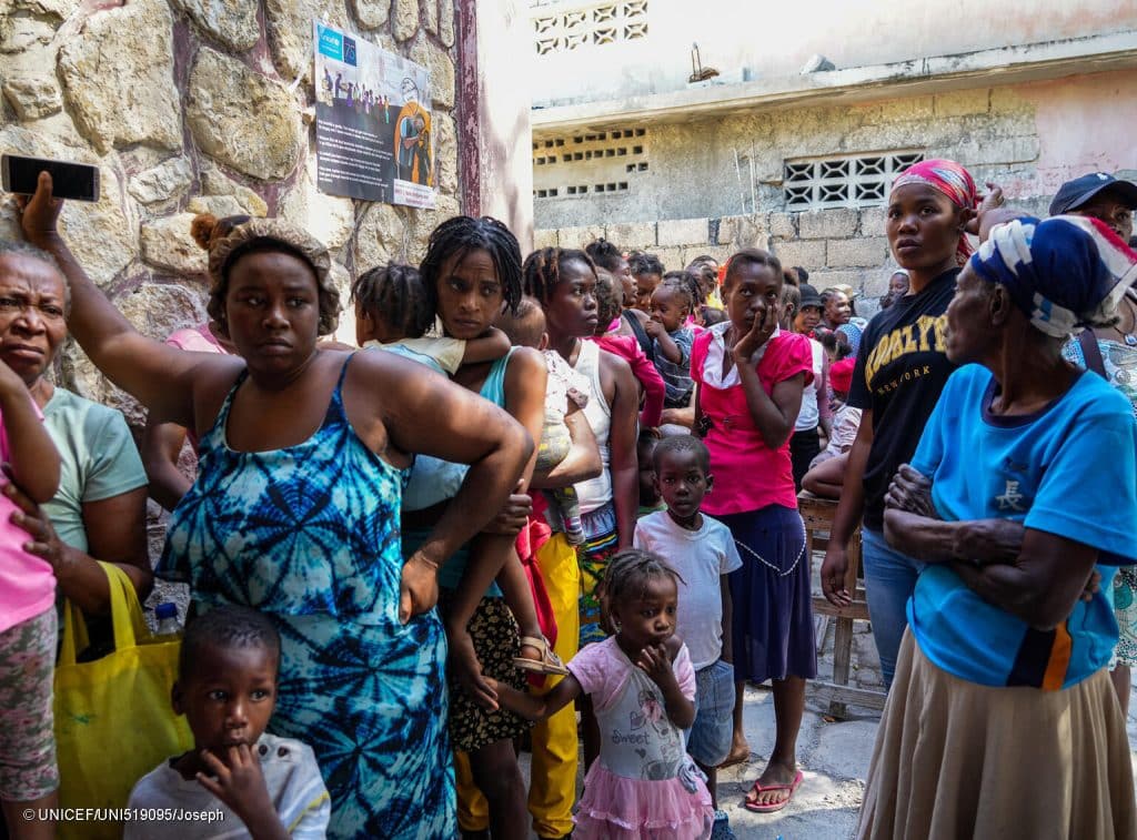 Au cœur de Port-au-Prince, la capitale d'Haïti, l'escalade de la violence est devenue une sinistre réalité. En moins de deux semaines, cette violence a entraîné le déplacement de 2 500 personnes, dont la plupart sont des femmes et des enfants. Photo prise en janvier 2024 en Haiti. © UNICEF/UNI519095/Joseph