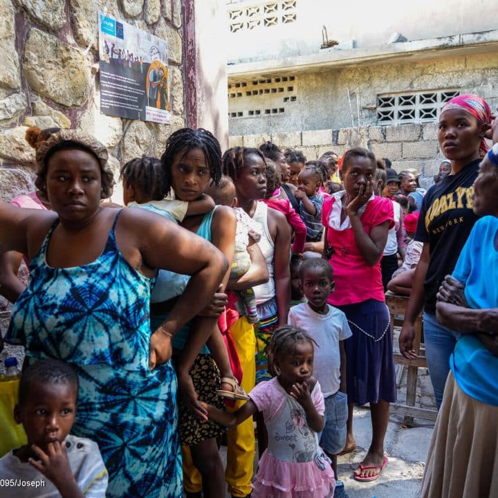 Au cœur de Port-au-Prince, la capitale d'Haïti, l'escalade de la violence est devenue une sinistre réalité. En moins de deux semaines, cette violence a entraîné le déplacement de 2 500 personnes, dont la plupart sont des femmes et des enfants. Photo prise en janvier 2024 en Haiti. © UNICEF/UNI519095/Joseph
