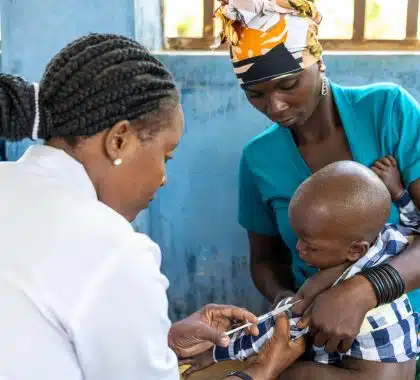 Vaccination mondiale : le leadership français présent mais fragilisé par la crise budgétaire