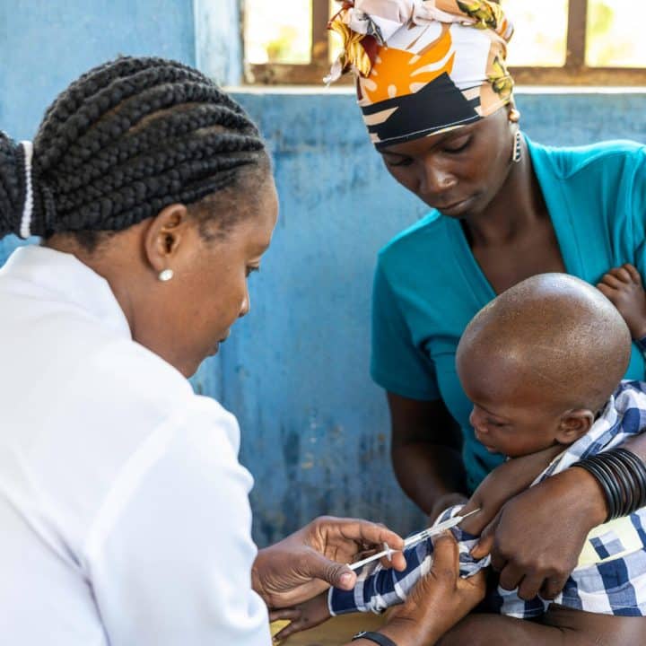 Janvier 2024, centre de santé de Corrane, district de Corrane, province de Nampula. Fátima Silvestre et son enfant, Clayton Paiva, sont vaccinés au centre de santé. ©UNICEF/UNI519237/Franco