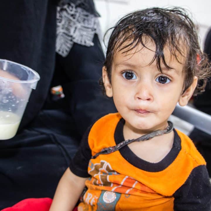 Rana Majed, 1 an, reçoit un aliment thérapeutique au centre d'alimentation thérapeutique de l'hôpital général d'Al-Talh, dans le district de Sahar (gouvernorat de Saada) au Yémen.© UNICEF/UNI521442/Rahmah