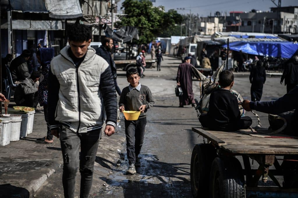 A Gaza, Mohammad 11 ans, marche près de 5 heures par jours dans l'espoir de ramener à manger à sa famille. Selon l'IPC, près de 90 % de la population de la bande de Gaza est au bord de la famine. © UNICEF/UNI539221/ZAGOUT