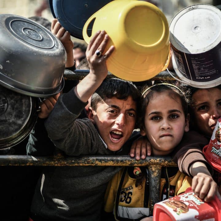 Muhammad, 11 ans, et Reham, 9 ans, devant l'un des centres de distribution de nourriture à Rafah, au sud de la bande de Gaza. © UNICEF/UNI539224/ZAGOUT