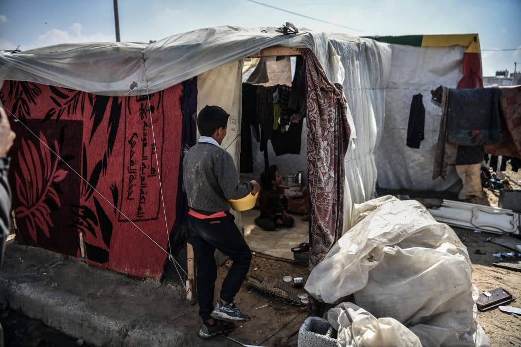 A Gaza, Mohammad 11 ans, marche près de 5 heures par jours dans l'espoir de ramener à manger à sa famille. Selon l'IPC, près de 90 % de la population de la bande de Gaza est au bord de la famine.© UNICEF/UNI539225/ZAGOUT