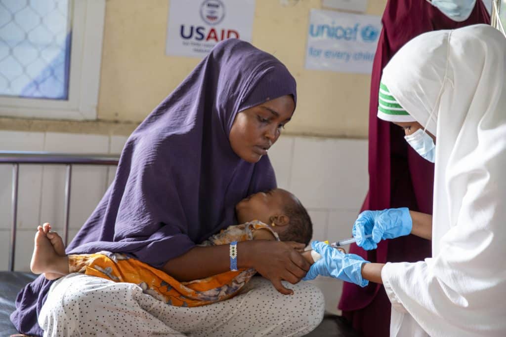 [Changement climatique - Eau] A Mogadiscio, un enfant atteint de choléra reçoit un traitement. © UNICEF/UNI554646/Hill