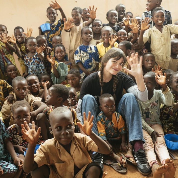 Visite de CLARA LUCIANI, ambassadrice UNICEF, au BENIN. Visite des groupes de soutien à l'alimentation du nourrisson et du jeune enfant dans la commune de Agbangnizou. Les femmes préparent le matin une soupe riche et équilibrée pour éviter les problèmes liés à la malnutrition chez les enfants. © UNICEF/Decoin