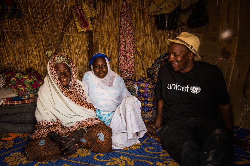 Depuis février 2015, l’expansion de la violence liée à Boko Haram à l’extérieur des frontières du Nigeria a entrainé une grave crise humanitaire et sécuritaire dans la région du Lac Tchad. Oxmo Puccino, ambassadeur de l’UNICEF France, est venu à la rencontre des familles déplacées et réfugiées de la région de Diffa, écouter leurs histoires et en faire l’écho. ©Vincent TREMEAU / UNICEF France