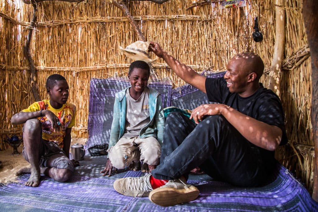Depuis février 2015, l’expansion de la violence liée à Boko Haram à l’extérieur des frontières du Nigeria a entrainé une grave crise humanitaire et sécuritaire dans la région du Lac Tchad. Oxmo Puccino, ambassadeur de l’UNICEF France, est venu à la rencontre des familles déplacées et réfugiées de la région de Diffa, écouter leurs histoires et en faire l’écho. ©Vincent TREMEAU / UNICEF France
