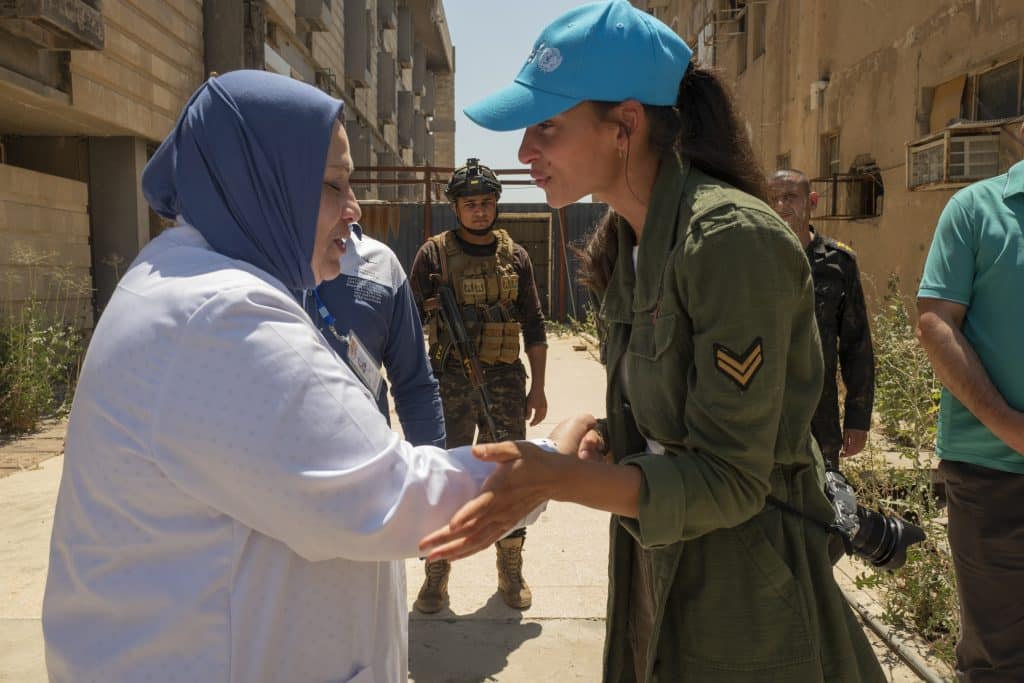 A Mossoul, en Irak en 2019, Tatiana Silva, ambassadrice de l'UNICEF visite l'hôpital Al Batool avec le docteur Atila, responsable de l’hôpital, le seul en service pour la région de Mossoul ravagée pendant la guerre. ©Véronique de Viguerie / UNICEF