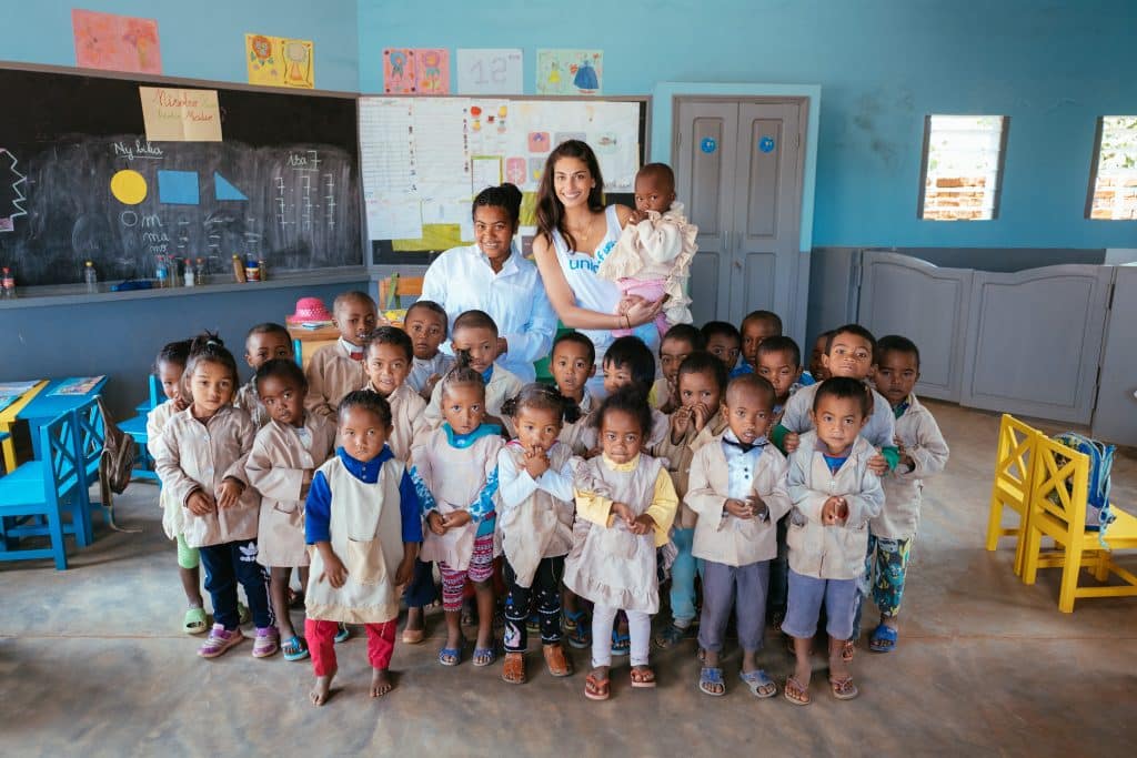 Mission à Madagascar de Tatiana Silva , ambassadrice de l'UNICEF. Visite du site de Loh Anosy (40km d'Antananarivo), qui regroupe une école primaire et periscolaire et un centre de santé financés par l'UNICEF. © Benjamin Decoin / UNICEF France