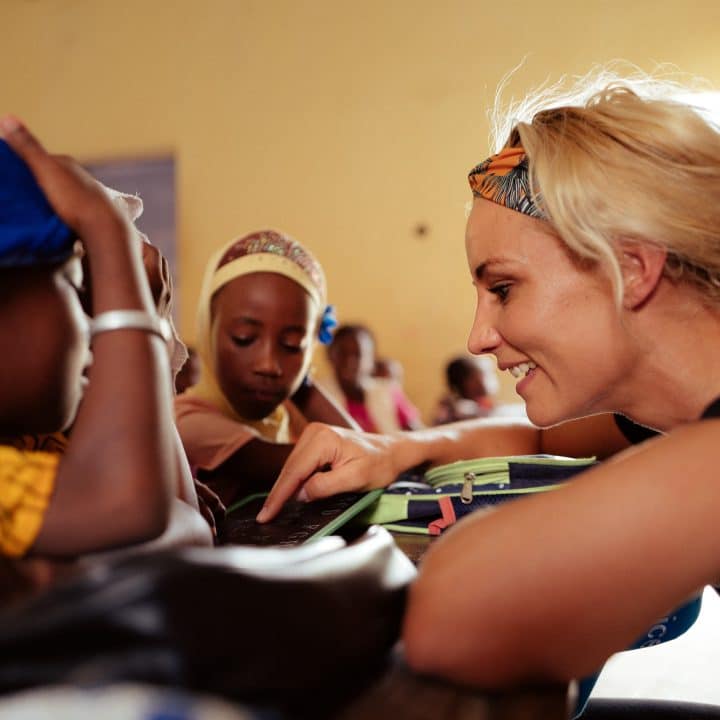 Visite terrain d'Elodie Gossuin en Mauritanie pour l'UNICEF. Visite de l'école Boubakar à Nouakchott. L'école Boubakar accueille 658 élèves, 314 garçons et 344 filles. Elle a été construite en 1993. ©UNICEF France / Decoin